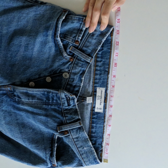 BNWOT Abercrombie and Fitch Dad Jeans - Picture 8 of 8